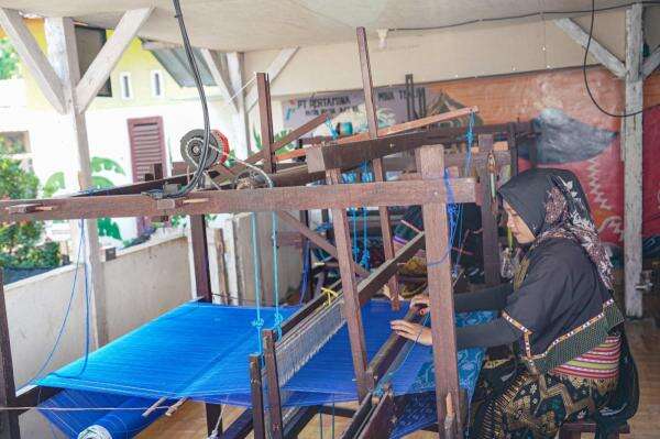 Dukung Ekonomi Lokal Lombok, Pertamina Patra Niaga Hadirkan Galeri Mina Tenun Dukung Ekonomi Lokal Lombok, Pertamina Patra Niaga Hadirkan Galeri Mina Tenun