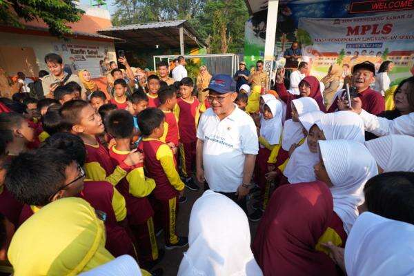 Mendikdasmen Kunjungi SDN Srengseng Sawah 15 Pascateror Bom, Pastikan MPLS Tetap Aman Mendikdasmen Kunjungi SDN Srengseng Sawah 15 Pascateror Bom, Pastikan MPLS Tetap Aman