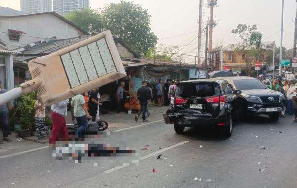 Kecelakaan Beruntun di Kembangan Jakbar, Satu Keluarga Pengendara Motor Tewas Kecelakaan Beruntun di Kembangan Jakbar, Satu Keluarga Pengendara Motor Tewas