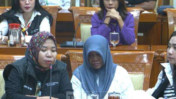Tangis Ibu Santri Korban Pembakaran di Lombok Pecah saat Mengadu ke Komisi III DPR Tangis Ibu Santri Korban Pembakaran di Lombok Pecah saat Mengadu ke Komisi III DPR
