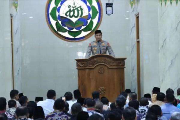 Kapolri Jadi Khatib, Pengamat: Polisi Harus Rendah Hati dan Dekat dengan Rakyat Kapolri Jadi Khatib, Pengamat: Polisi Harus Rendah Hati dan Dekat dengan Rakyat