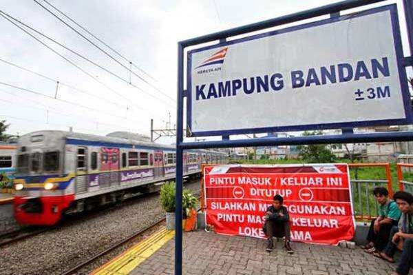KRL Tanjung Priok-Jakarta Kota Terganggu Imbas Kebakaran Dekat Stasiun Kampung Bandan KRL Tanjung Priok-Jakarta Kota Terganggu Imbas Kebakaran Dekat Stasiun Kampung Bandan
