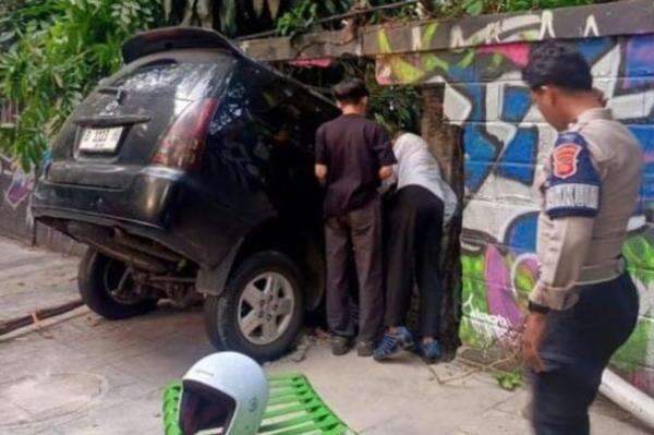 Kecelakaan Minibus Dibawa Mahasiswa Tabrak Tembok Bandung Zoo hingga Jebol Kecelakaan Minibus Dibawa Mahasiswa Tabrak Tembok Bandung Zoo hingga Jebol