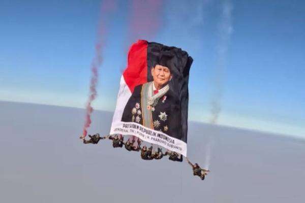 Atraksi Spektakuler Kopassus di HUT ke-81 RI, Terjun Payung Bawa Bendera Bergambar Prabowo Atraksi Spektakuler Kopassus di HUT ke-81 RI, Terjun Payung Bawa Bendera Bergambar Prabowo