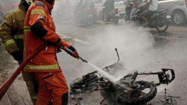 Terjebak Macet Parah, Motor Suzuki Thunder di Surabaya Terbakar Terjebak Macet Parah, Motor Suzuki Thunder di Surabaya Terbakar