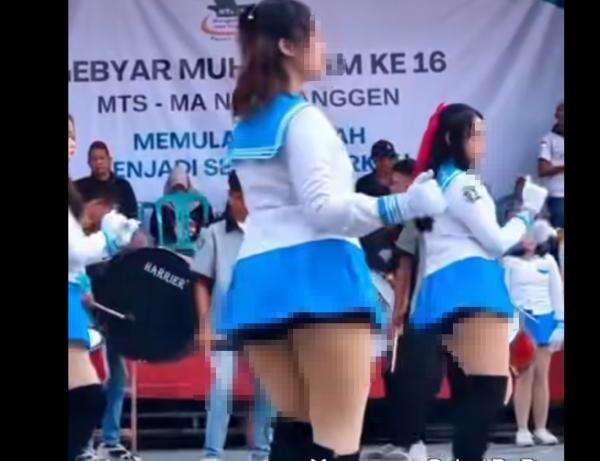 Viral! Penampilan Drumband Sekolah Gegara Siswi Pakai Baju Seksi dan Joget Erotis Viral! Penampilan Drumband Sekolah Gegara Siswi Pakai Baju Seksi dan Joget Erotis
