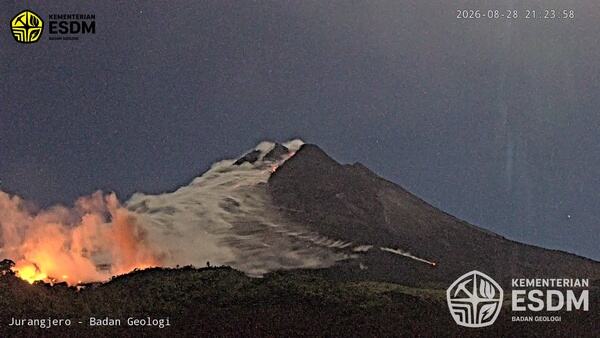 Gunung Merapi Erupsi Malam Ini, Muntahkan Awan Panas hingga 2 Km Gunung Merapi Erupsi Malam Ini, Muntahkan Awan Panas hingga 2 Km