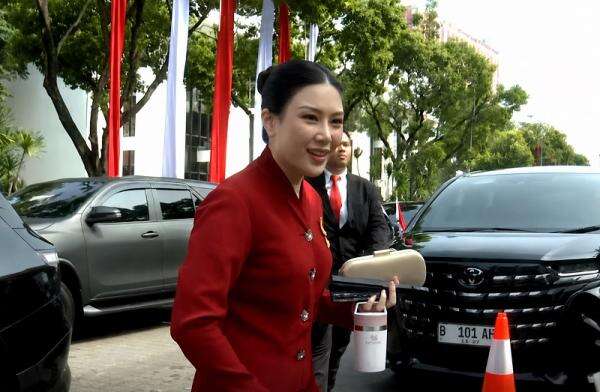 Gaya Elegan Angela Tanoesoedibjo Rayakan HUT ke-81 RI, Kebaya Merah Jadi Sorotan Gaya Elegan Angela Tanoesoedibjo Rayakan HUT ke-81 RI, Kebaya Merah Jadi Sorotan