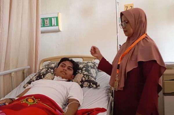 Ngeri! Leher Pelajar SMAN 2 Bangkalan Terjerat Kabel Semrawut, Dirawat di RS Ngeri! Leher Pelajar SMAN 2 Bangkalan Terjerat Kabel Semrawut, Dirawat di RS