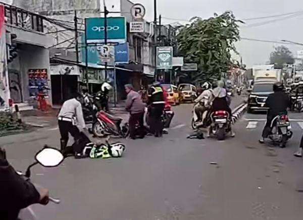 Polisi Terlibat Lakalantas di Lampu Merah Johar Karawang, 3 Orang Tergeletak Lemas Polisi Terlibat Lakalantas di Lampu Merah Johar Karawang, 3 Orang Tergeletak Lemas