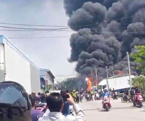 Kebakaran di Kosambi, BPBD Tangerang Sebut 20 Gudang Dilahap Api Kebakaran di Kosambi, BPBD Tangerang Sebut 20 Gudang Dilahap Api