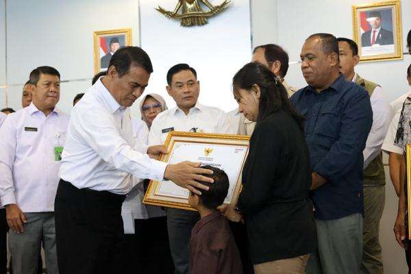 Mentan Amran Beri Bantuan Pendidikan untuk Keluarga Pegawai Pertanian yang Gugur di Papua Mentan Amran Beri Bantuan Pendidikan untuk Keluarga Pegawai Pertanian yang Gugur di Papua