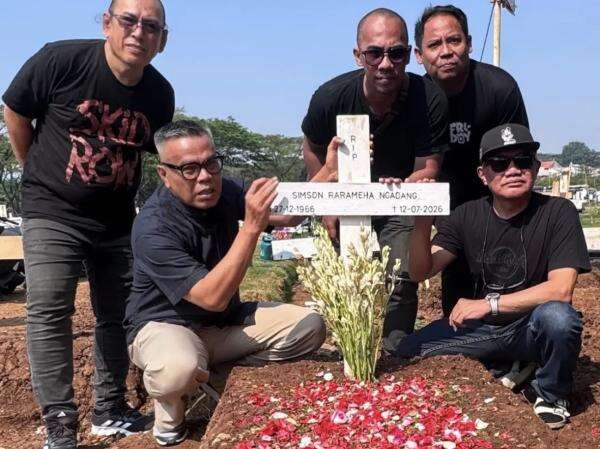 Abdel Akhirnya Ziarah ke Makam Temon, Fotonya Mengharukan Abdel Akhirnya Ziarah ke Makam Temon, Fotonya Mengharukan