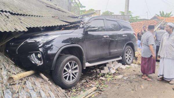 Kecelakaan di Sampang, Toyota Fortuner Oleng Tabrak Warung Kecelakaan di Sampang, Toyota Fortuner Oleng Tabrak Warung