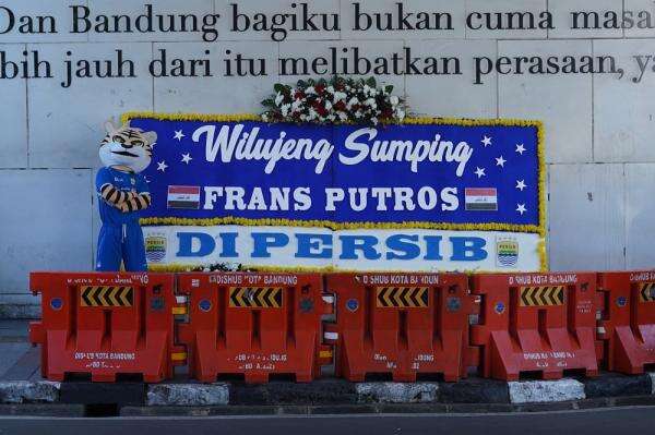 Frans Putros Resmi Gabung Persib, Diumumkan via Karangan Bunga Frans Putros Resmi Gabung Persib, Diumumkan via Karangan Bunga