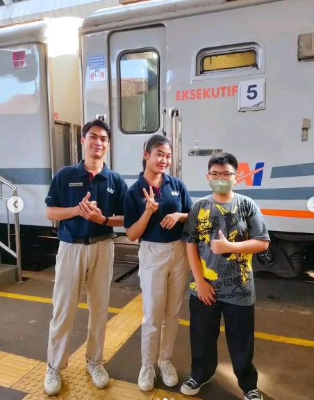 Mengintip Besaran Gaji Pramugari KAI Lengkap dengan Tunjangannya Mengintip Besaran Gaji Pramugari KAI Lengkap dengan Tunjangannya