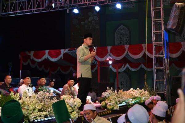 Gibran: Jangan Mudah Percaya Berita Hoaks dan Tolong Disaring Gibran: Jangan Mudah Percaya Berita Hoaks dan Tolong Disaring