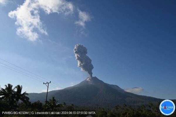 Gunung Lewotobi Meletus Semburkan Abu Kelabu Setinggi 700 Meter | News+ ...