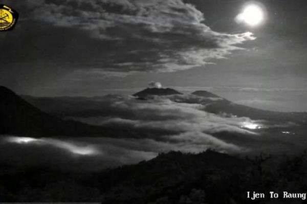 Gunung Raung Erupsi, Muntahkan Kolom Abu Vulkanis Capai 1 Km di Atas Puncak Gunung Raung Erupsi, Muntahkan Kolom Abu Vulkanis Capai 1 Km di Atas Puncak