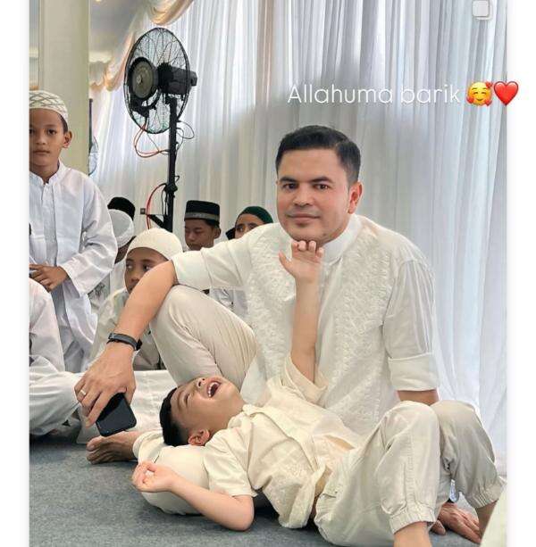 Anak Irish Bella Girang Berbaring di Pangkuan Haldy Sabri, Netizen Terharu Anak Irish Bella Girang Berbaring di Pangkuan Haldy Sabri, Netizen Terharu