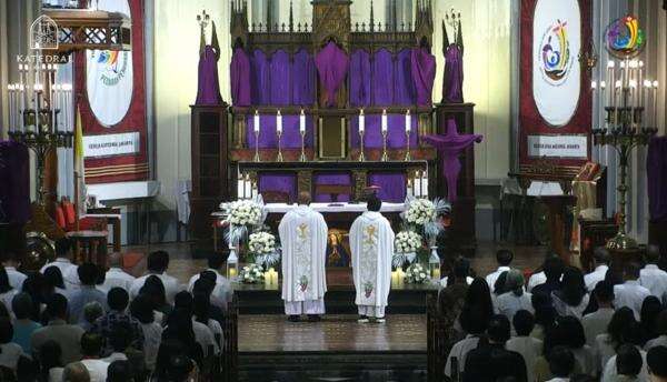Ibadah Jumat Agung di Gereja Katedral Dilaksanakan Tiga Sesi Ibadah Jumat Agung di Gereja Katedral Dilaksanakan Tiga Sesi