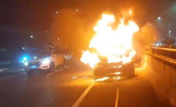 Mobil Polisi di Depok Dibakar Saat Hendak Tangkap Penganiaya Mobil Polisi di Depok Dibakar Saat Hendak Tangkap Penganiaya