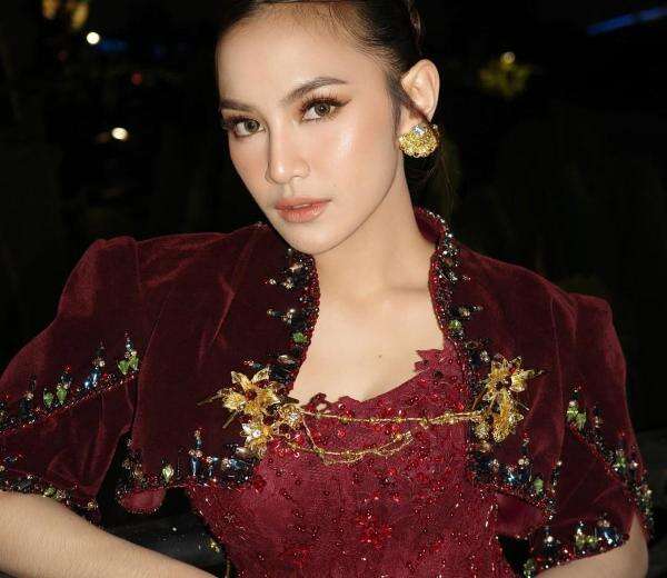 Merah Menyala! Intip 4 Potret Outfit Mahalini di Ngunduh Mantu Al Ghazali dan Alyssa Daguise
