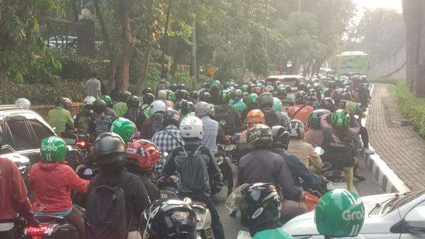 Jalan Gatsu Arah Senayan-Blok M Macet Parah, Ini Penyebabnya!