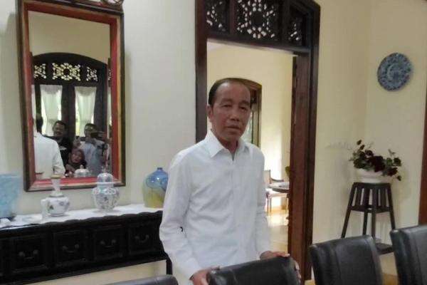 Jokowi Santai Namanya Dikaitkan dengan Kapal JKW dan Tambang Nikel di Raja Ampat Jokowi Santai Namanya Dikaitkan dengan Kapal JKW dan Tambang Nikel di Raja Ampat