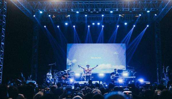 Juicy Luicy dan Adrian Khalif Tutup Manis Konser Untuk Korban Sakit Hati Lagi di Banjarmasin Juicy Luicy dan Adrian Khalif Tutup Manis Konser Untuk Korban Sakit Hati Lagi di Banjarmasin