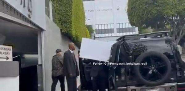 Kesal Diganggu Paparazi, Justin Bieber Rekam Balik dan Tutupi Dirinya dengan Papan Putih Kesal Diganggu Paparazi, Justin Bieber Rekam Balik dan Tutupi Dirinya dengan Papan Putih