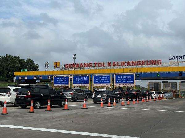 Volume Pemudik Keluar GT Kalikangkung Mulai Menurun di H-1 Lebaran 2025, Lalin Lancar Volume Pemudik Keluar GT Kalikangkung Mulai Menurun di H-1 Lebaran 2025, Lalin Lancar