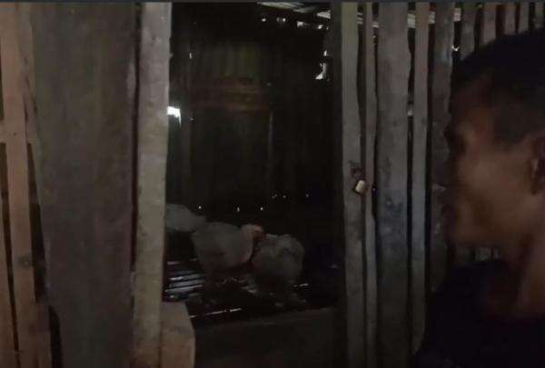 Tak Hanya Disiksa hingga Kakinya Patah, Bocah 10 Tahun Ditempatkan di Kandang Binatang