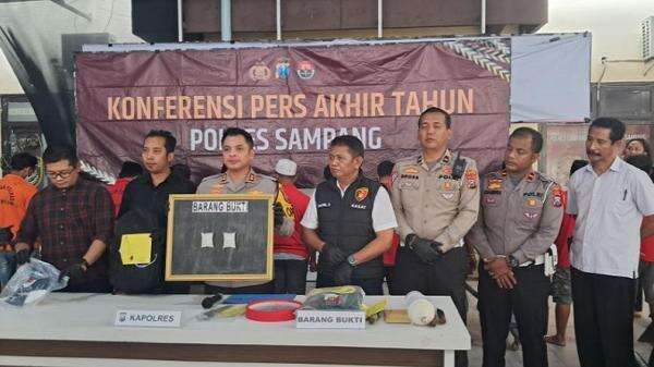 Polisi Tangkap 2 Kurir Narkoba di Sampang, Hendak Bawa Sabu Menuju Sumbawa NTB Polisi Tangkap 2 Kurir Narkoba di Sampang, Hendak Bawa Sabu Menuju Sumbawa NTB