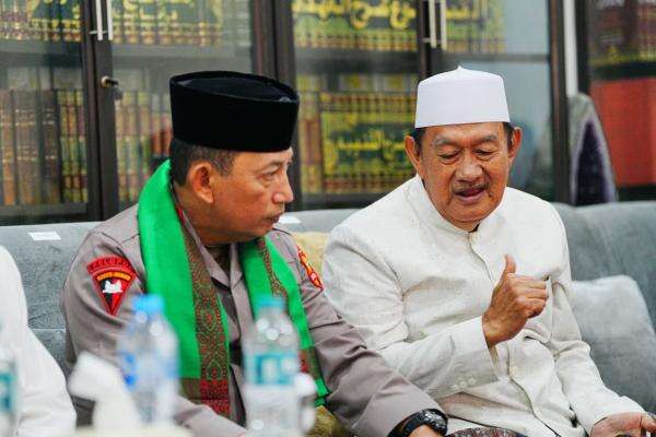Kapolri Temui Gus Ubed di Ponpes Langitan Tuban, Jaga Silaturahmi dengan Ulama Kapolri Temui Gus Ubed di Ponpes Langitan Tuban, Jaga Silaturahmi dengan Ulama