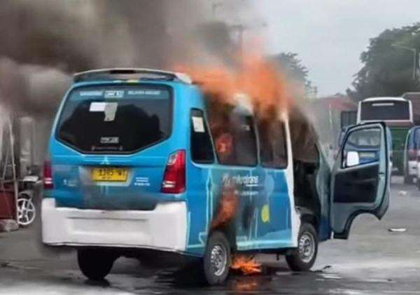 Armada JakLingko Ludes Terbakar di Terminal Kalideres, Korban Nihil Armada JakLingko Ludes Terbakar di Terminal Kalideres, Korban Nihil