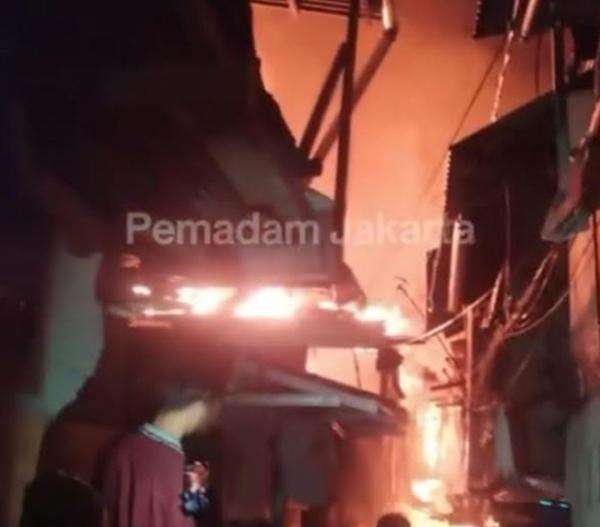 Kebakaran Melahap Rumah di Kemayoran Jakpus, 29 Unit Pemadam Dikerahkan Kebakaran Melahap Rumah di Kemayoran Jakpus, 29 Unit Pemadam Dikerahkan