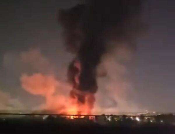 Dihantam Rudal, Bandara Mehrabad Iran Terbakar Hebat Dihantam Rudal, Bandara Mehrabad Iran Terbakar Hebat