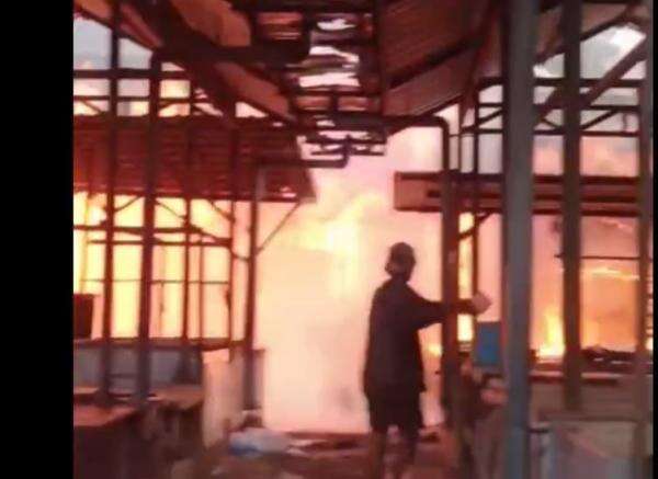 Kebakaran Pasar Tambin Bangkalan, Belasan Kios Ludes Dilalap Api Kebakaran Pasar Tambin Bangkalan, Belasan Kios Ludes Dilalap Api
