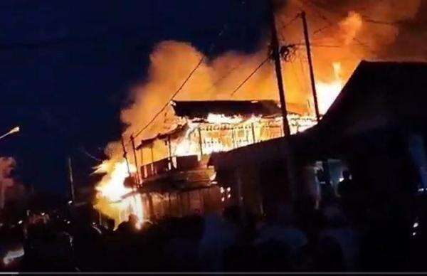 Pasar Jargaria Dobo Maluku Terbakar Hebat, Ratusan Lapak Ludes Dilalap Api Pasar Jargaria Dobo Maluku Terbakar Hebat, Ratusan Lapak Ludes Dilalap Api