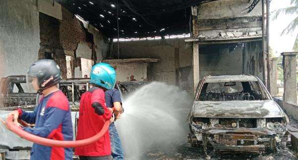 Kebakaran Rumah di Kolaka Timur, 8 Kendaraan hingga Uang Rp250 Juta Ludes Terbakar