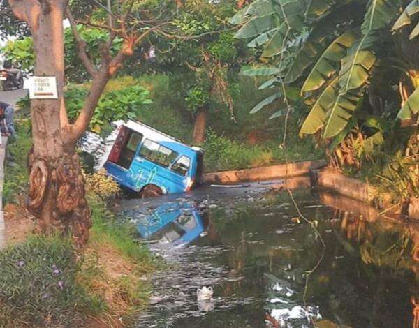 Angkot JakLingko Nyemplung ke Parit BKT, Korban Jiwa Nihil Angkot JakLingko Nyemplung ke Parit BKT, Korban Jiwa Nihil