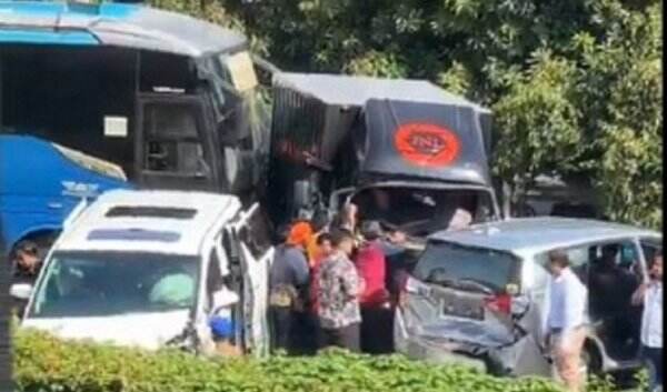 Breaking News Kecelakaan Beruntun Bus Dan Mobil Di Tol Dalam Kota