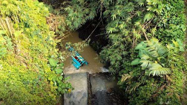Truk Tabrak Pembatas Jalan lalu Terjun ke Sungai di Banjarnegara, Sopir Tewas Truk Tabrak Pembatas Jalan lalu Terjun ke Sungai di Banjarnegara, Sopir Tewas