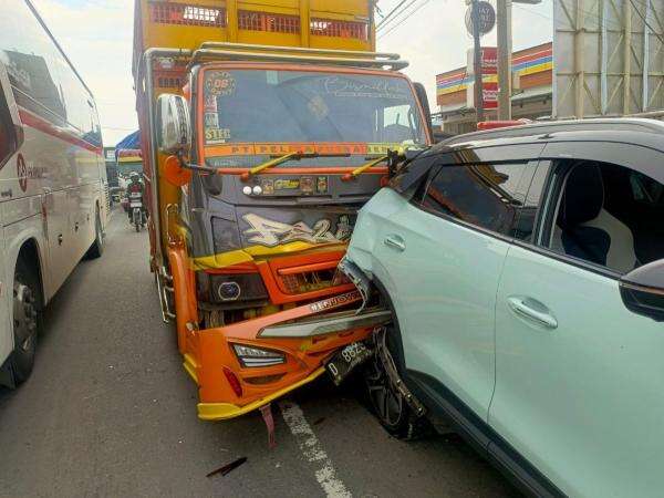 Tabrakan Beruntun di Nagreg, Truk Hantam Mobil Listrik hingga Ambulans Tabrakan Beruntun di Nagreg, Truk Hantam Mobil Listrik hingga Ambulans
