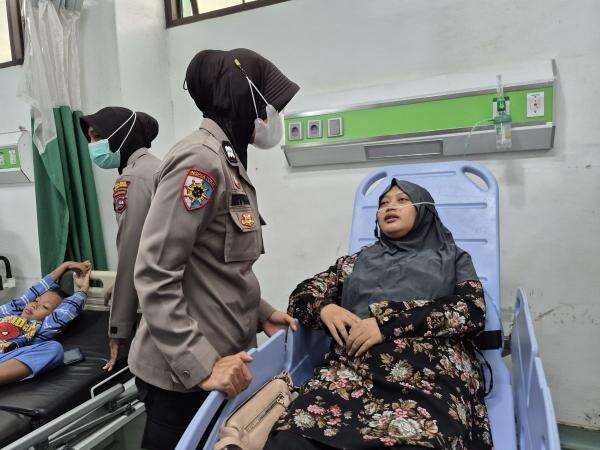 Kecelakaan Bus ALS, Polwan Berikan Trauma Healing pada Korban Selamat Kecelakaan Bus ALS, Polwan Berikan Trauma Healing pada Korban Selamat