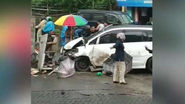 Kecelakaan di Citeureup, Mobil Tabrak Gerobak Cilok dan Kue Cubit Kecelakaan di Citeureup, Mobil Tabrak Gerobak Cilok dan Kue Cubit
