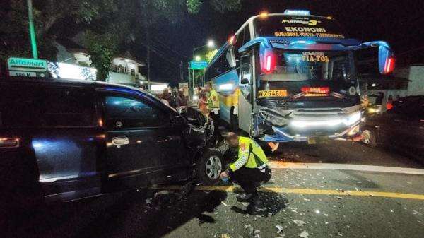 Bus Tabrakan dengan Daihatsu Xenia di Simpang Tiga Toyan Wates Bus Tabrakan dengan Daihatsu Xenia di Simpang Tiga Toyan Wates