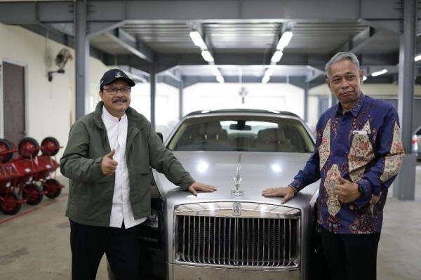 Mobil Rolls-Royce Rp2,5 M Berhasil Dilelang Kemensos, Uangnya untuk Keluarga Miskin Mobil Rolls-Royce Rp2,5 M Berhasil Dilelang Kemensos, Uangnya untuk Keluarga Miskin