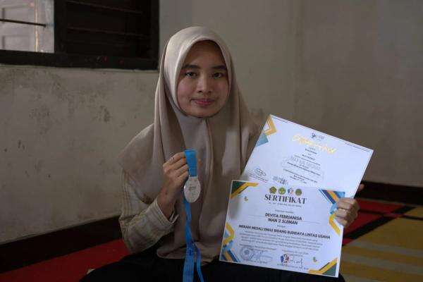 Kisah Devita, Anak Sopir Truk yang Lolos UGM dengan Subsidi UKT Penuh Kisah Devita, Anak Sopir Truk yang Lolos UGM dengan Subsidi UKT Penuh